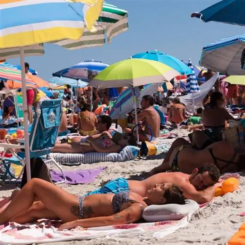 Многолюдный пляж в Стинтино, Италия.