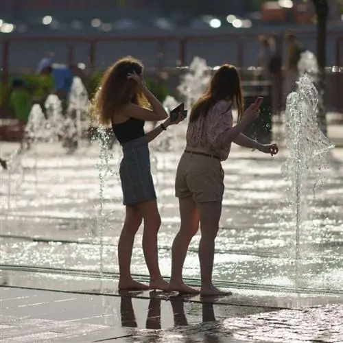 женщины в фонтане