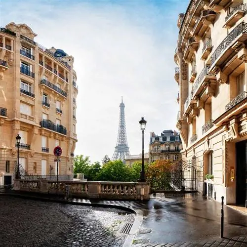 Пустая улица в Париже