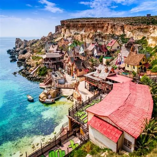 Мальта, Иль-Меллиха. Вид на знаменитую деревню Меллиха и залив в солнечный день