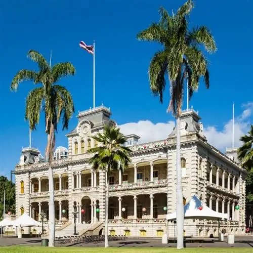 Дворец Иолани на Гавайях с голубым небом