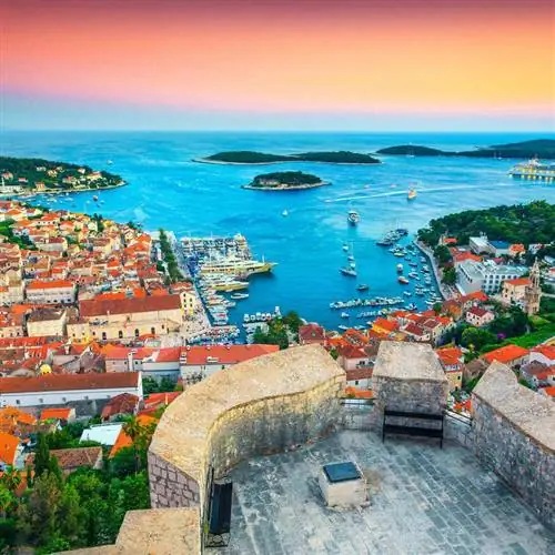 Закат над крепостью на острове Хвар, побережье Далмации, Хорватия