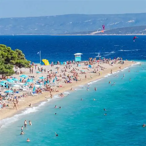 Песчаный пляж в Боле, острове у далматинского побережья Хорватии, Юго-Восточная Европа