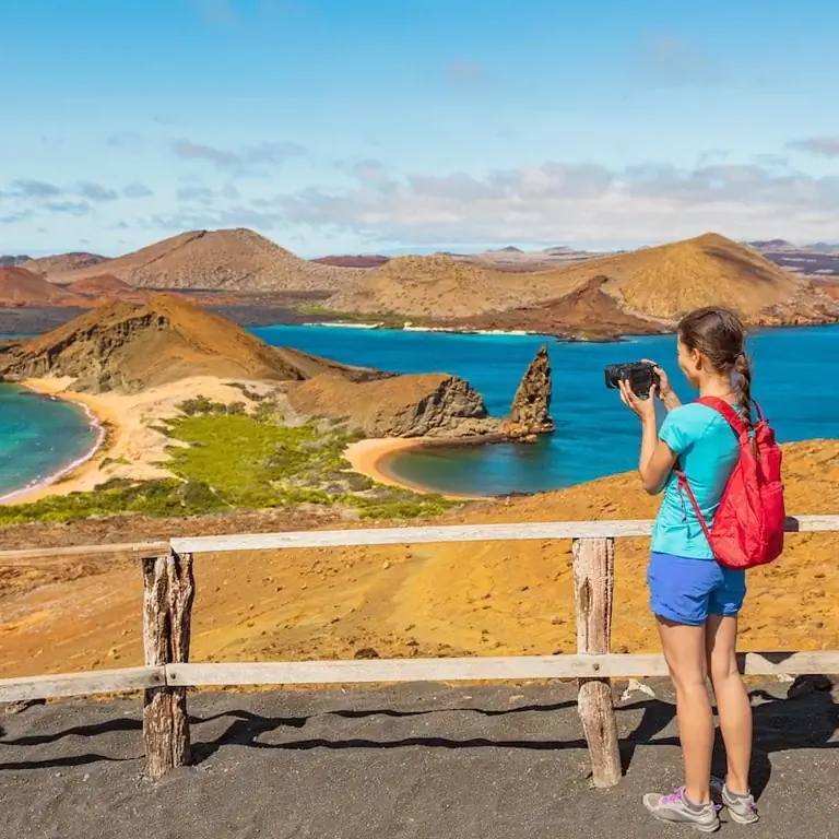 Женщина фотографирует на Галапагосских островах