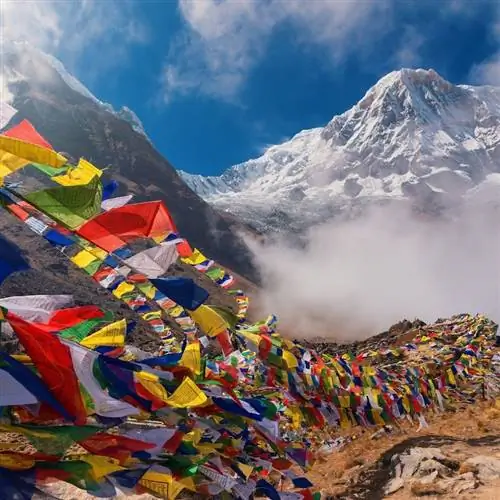 Молитвенные флаги и фон горы Аннапурны I из базового лагеря Аннапурны, Непал.