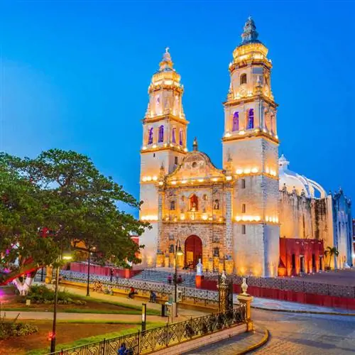 Знаменитый собор в Кампече, освещенный ночью, штат Кампече, Мексика, полуостров Юкатан