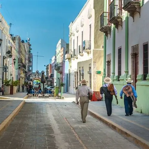 Уроженцы Кампече гуляют по улицам укрепленного города колониальной эпохи, Кампече, полуостров Юкатан, Мексика