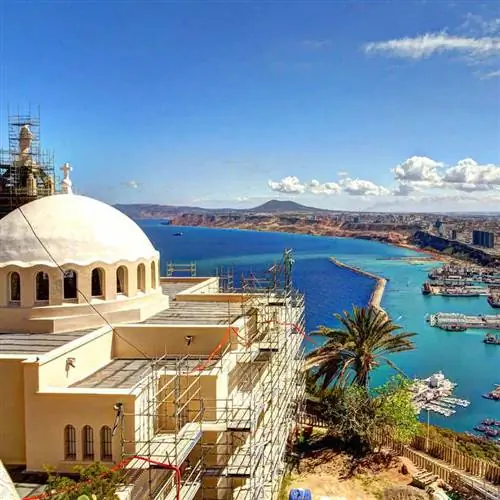 Вид на Оран, город в Алжире, в регионе Магриба Северной Африки, Средиземное море