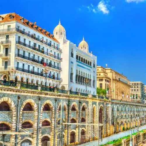 Приморский бульвар колониальной эпохи в Алжире, столице Алжира, стране в Северной Африке, на средиземноморском побережье Африки