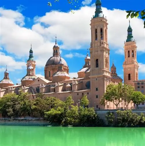 Сарагоса, Испания, вид на здание с реки