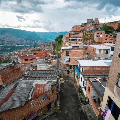 Вид на узкую улицу в трущобах Медельина, Колумбия, Южная Америка