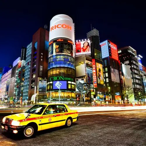 Такси ночью в районе Гиндза, Токио.