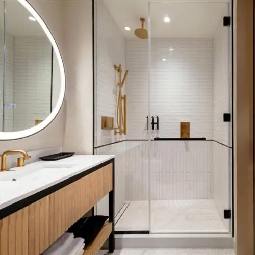 просторная ванная комната в отеле Tempo Hilton