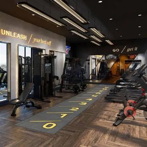 современный тренажерный зал в Tempo Hilton