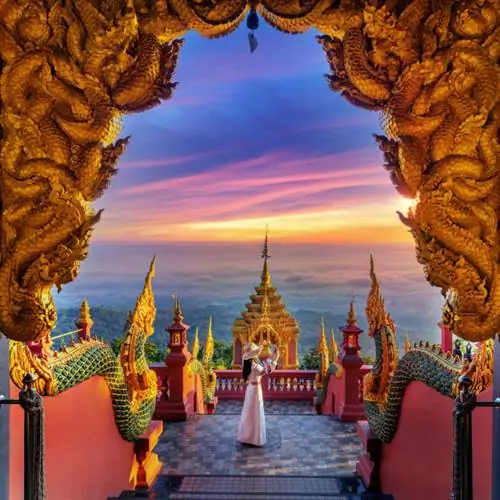 Турист в храме Юго-Восточной Азии