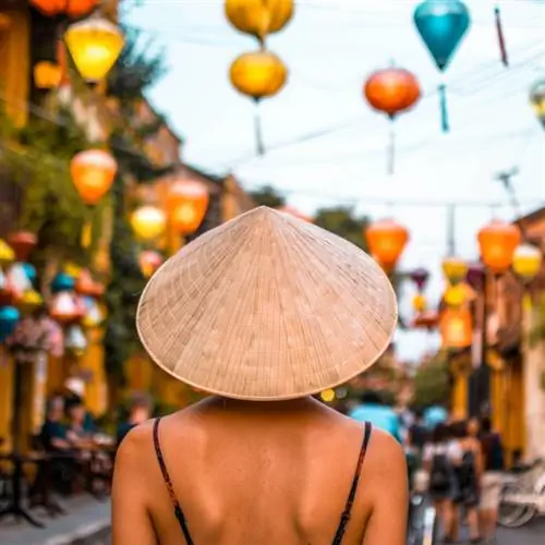 Женщины на улице фонарей во Вьетнаме