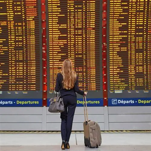 Женщина-путешественница на борту самолета