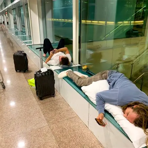 путешественники спят в аэропорту
