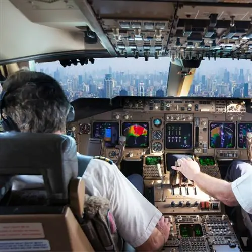 два пилота в кабине