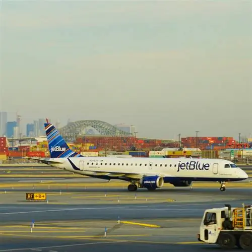 Самолет JetBlue в Ньюарке, штат Нью-Джерси