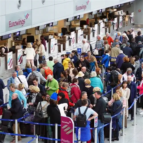 Очередь на регистрацию в переполненном аэропорту