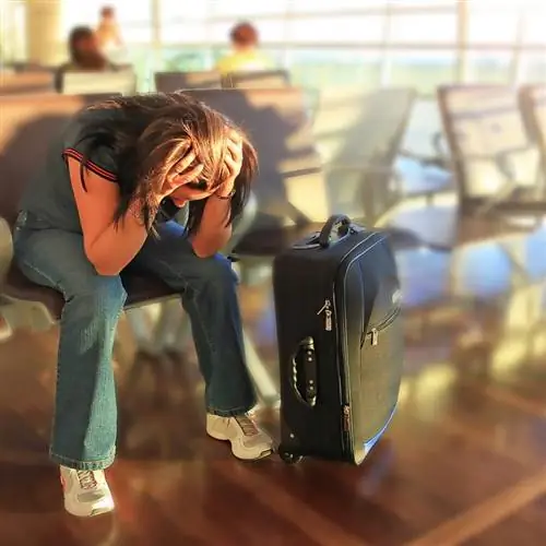 Разочарованный путешественник в аэропорту