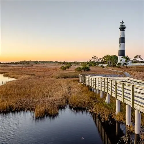 Маяк острова Боди расположен на северной оконечности национального побережья мыса Хаттерас, Северная Каролина.