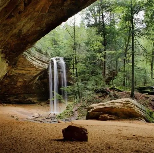 Водопад в Эш-пещере в государственном парке Хокинг-Хиллз в Огайо.