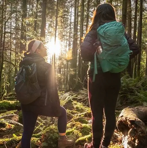 Подростки и молодые евразийские сестры в походе в провинциальном парке горы Сеймур, Северный Ванкувер, Британская Колумбия, Канада