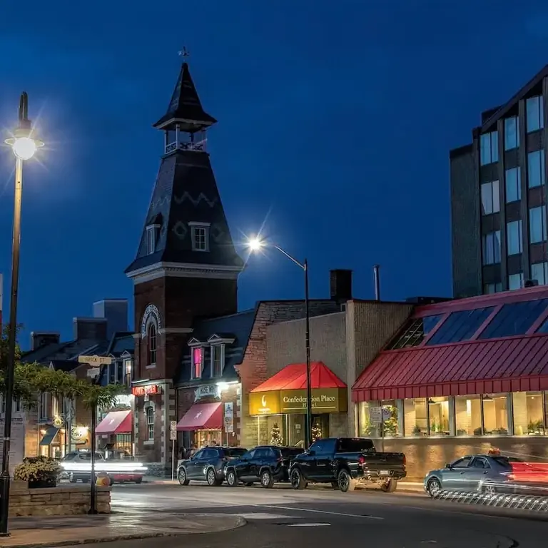 оживленная улица в Кингстоне, Онтарио, Канада