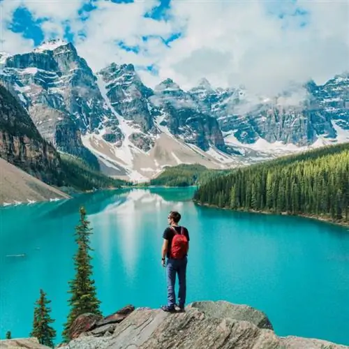 Путешественник любуется видом на национальный парк Банф