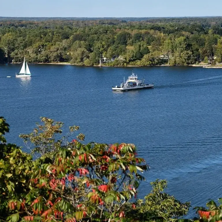 Паром и белый парусник в заливе Квинт, округ Принц Эдвард