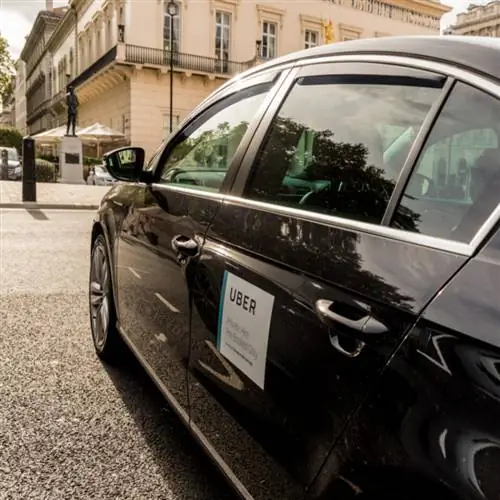 Автомобиль Uber в европейском городе
