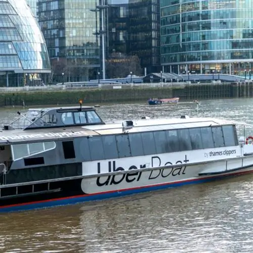 Лодка Uber и паром-клипер, река Темза, Лондо
