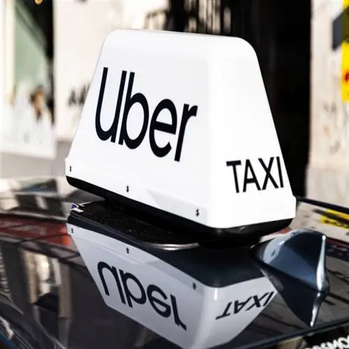 Вид на надпись на машине такси Uber