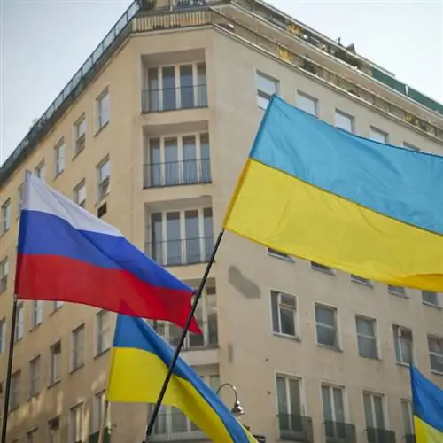 Развеваются флаги России и Украины