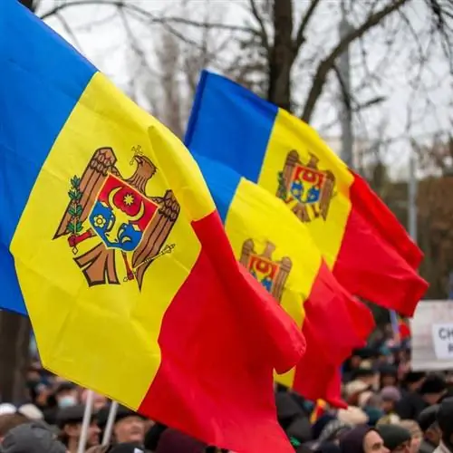 Протестующие поднимают молдавские флаги в центре Кишинева, Молдова, Восточная Европа