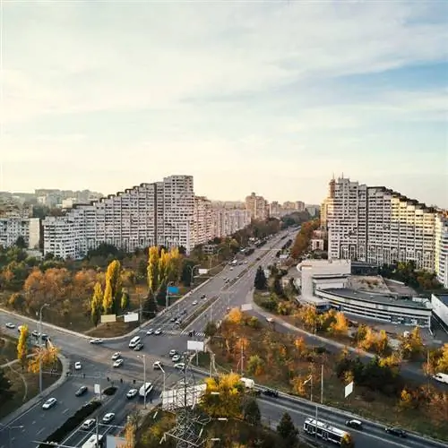 Вид с воздуха на ворота Кишинева, достопримечательность коммунистической эпохи в Кишиневе, столице Молдовы, Восточной Европе