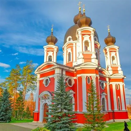 Красивый красный монастырь в городе Курки, Молдова, Восточная Европа