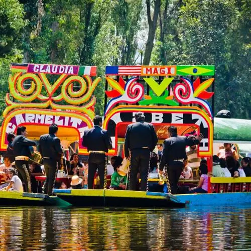 Мариачи выступают на лодке в Сочимилько