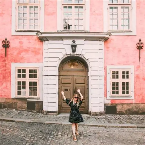 Счастливая женщина, гуляющая по Стокгольму, путешествие, осмотр достопримечательностей, архитектура, образ жизни, летние каникулы, тур в Швецию