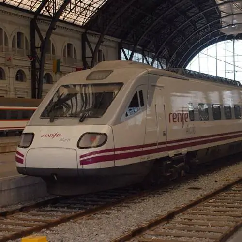 Поезд Renfe на вокзале Барселоны