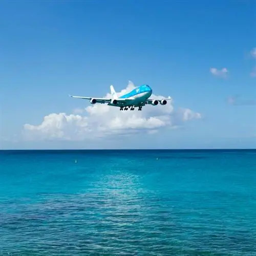 Самолет KLM пролетает над кристально чистым морем, местоположение не указано