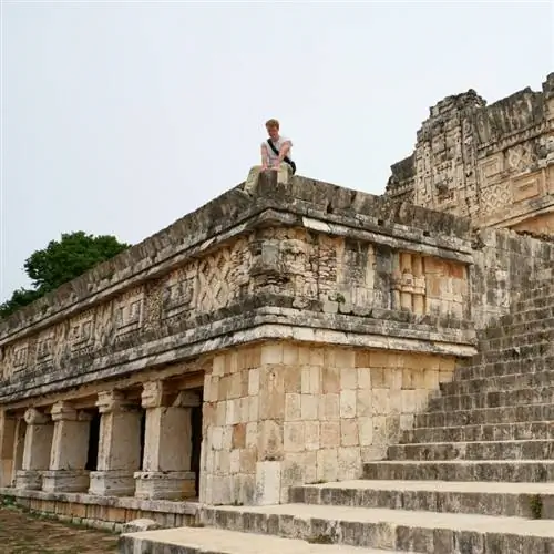 Путешественник в Ушмале, древнем городе майя в Мексике.