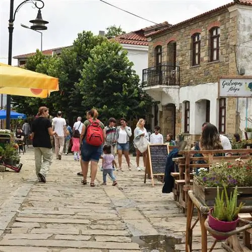 Главная улица города Гекчеада, столицы острова Гекчеада, средиземноморского острова в Турции, Турция