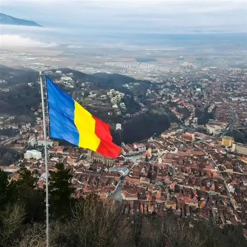 Румынский флаг над вершиной горы в Румынии, Балканском полуострове, Восточной Европе