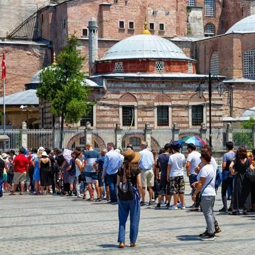 Длинные очереди и толпы туристов в соборе Святой Софии в Стамбуле, Турция летом