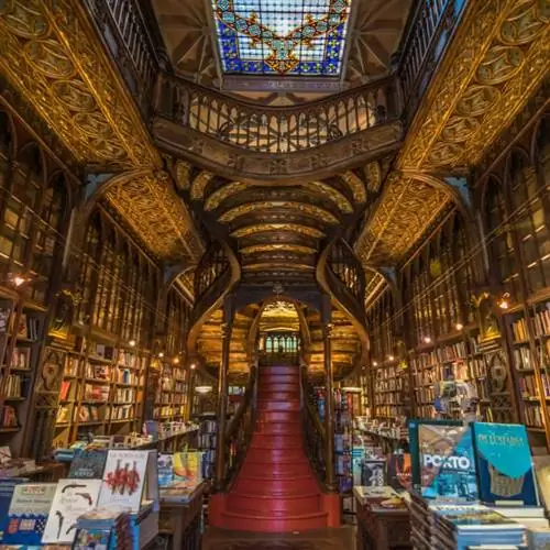 Внутренний вид книжного магазина Lello в Порту, Португалия