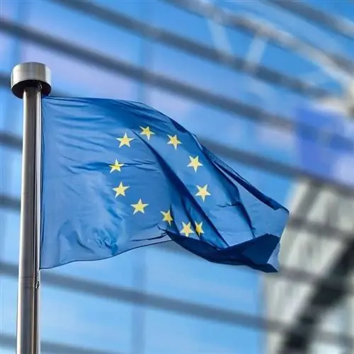 Флаг Европейского Союза развевается против Европейского парламента в Брюсселе, Бельгия, Европейский Союз
