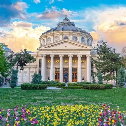 Концертный зал Румынский Атенеум, изображенный весной, Бухарест, Румыния, Восточная Европа